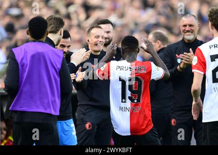 ROTTERDAM - (l-r) Kostas Lamprou, Yankuba Minteh del Feyenoord celebrano il gol durante l'incontro olandese Eredivisie tra Feyenoord e Ajax al Feyenoord Stadion de Kuip il 7 aprile 2024 a Rotterdam, Paesi Bassi. ANP OLAF KRAAK Foto Stock