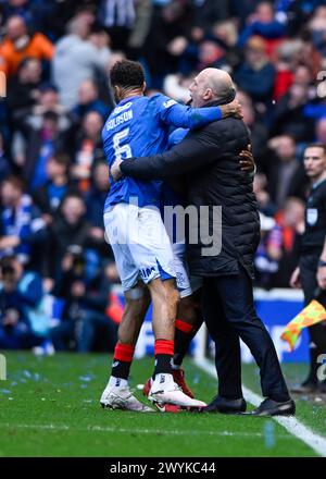 Glasgow, Regno Unito. 7 aprile 2024. Rabbi Matondo dei Rangers (centro) celebra il suo pareggio del tempo di infortunio con Connor Goldson e Philippe Clement Manager dei Rangers durante la partita di Premiership scozzese all'Ibrox Stadium di Glasgow. Il credito per immagini dovrebbe essere: Neil Hanna/Sportimage Credit: Sportimage Ltd/Alamy Live News Foto Stock