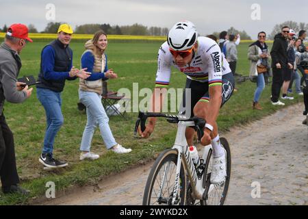 Francia. 7 aprile 2024. © PHOTOPQR/VOIX DU NORD/PASCAL BONNIERE ; 00000000 ; De CompiÃ¨gne Ã Rouvaix 07.04.2024 Sport - Cyclisme - Paris Roubaix 2024 pave 8. FOTO PASCAL BONNIERE/LA VOIX DU NORD, gara d'élite maschile dell'evento ciclistico "Paris-Roubaix", 260 km da Compiegne a Roubaix, Francia, domenica 07 aprile 2024. Crediti: MAXPPP/Alamy Live News Foto Stock