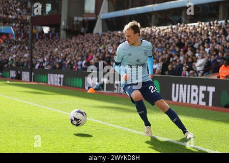 Mikkel Damsgaard (24) di Brentford durante la partita di calcio del campionato inglese di Premier League tra Aston Villa e Brentford il 6 aprile 2024 al Villa Park di Birmingham, Inghilterra Foto Stock