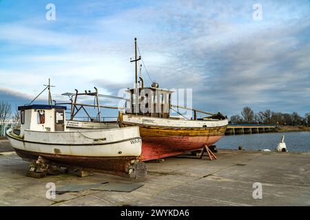 Ausgemusterte Fischerboote An Land, Insel Ummanz, Ruegen, Meclemburgo-Vorpommern, Deutschland | pescherecci in pensione a terra a Ummanz, Ruegen, Mec Foto Stock