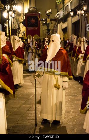 Penitenti incappucciati durante la famosa processione del venerdì Santo a Chieti (Italia) Foto Stock