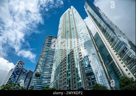 Singapore, Singapore, 24 gennaio 2024: Lo splendido skyline di architettura moderna domina il quartiere degli affari di Singapore, la vivace area del centro è testam Foto Stock