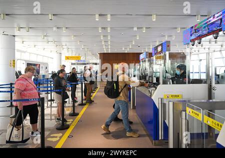 (240407) -- TIANJIN, 7 aprile 2024 (Xinhua) -- i turisti stranieri si allineano per passare attraverso le procedure di autorizzazione passeggeri presso il porto internazionale di Tianjin nel comune di Tianjin nella Cina settentrionale il 7 aprile 2024. La nave da crociera Serenade of the Seas attraccata al porto internazionale di Tianjin, nella città portuale di Tianjin, nella Cina settentrionale, domenica mattina, con oltre 1.800 turisti provenienti da 50 paesi e regioni a bordo. La nave attraccherà a Tianjin per due giorni e una notte, trasportando oltre 800 membri dell'equipaggio e oltre 1.800 turisti. La maggior parte dei turisti visiterà le città di Pechino C. Foto Stock