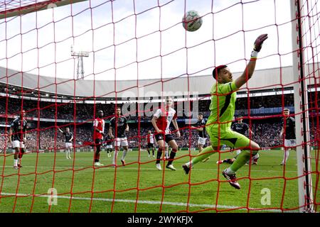 ROTTERDAM - il portiere dell'Ajax Geronimo rulli viene superato al 2-0° posto durante la partita olandese Eredivisie tra il Feyenoord e l'Ajax al Feyenoord Stadium de Kuip il 7 aprile 2024 a Rotterdam, Paesi Bassi. ANP OLAF KRAAK Foto Stock