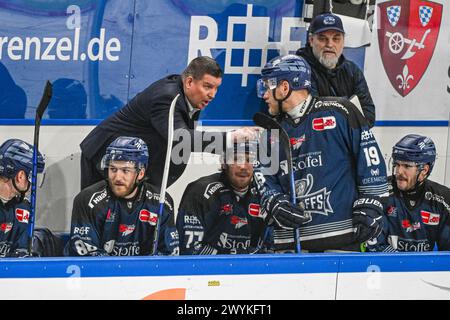 Straubing, Germania. 7 aprile 2024. Hockey su ghiaccio: DEL, Straubing Tigers - Eisbären Berlin, round del campionato, semifinale, giorno 4, Eisstadion am Pulverturm. L'allenatore Tom Pokel degli Straubing Tigers dà istruzioni alla sua squadra. Crediti: Armin Weigel/dpa/Alamy Live News Foto Stock