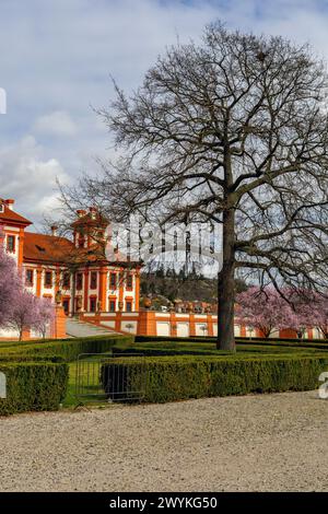 Eleganza primaverile al Castello di Troja a Praga Foto Stock