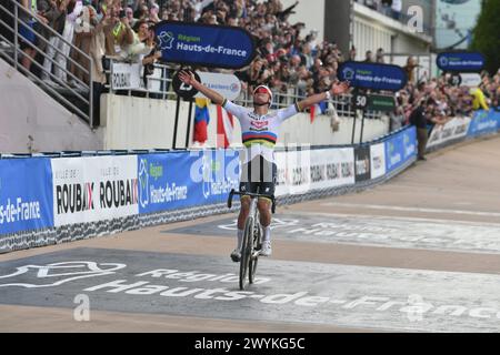 Francia. 7 aprile 2024. © PHOTOPQR/VOIX DU NORD/Chibane ; 07/04/2024 ; Paris Roubaix 2024 homme PHOTO: BAZIZ CHIBANE/LA VOIX DU NORD Dutch Mathieu van der Poel di Alpecin-Deceuninck ha vinto la gara d'élite maschile della corsa ciclistica Paris-Roubaix il 7 aprile 2024 crediti: MAXPPP/Alamy Live News Foto Stock