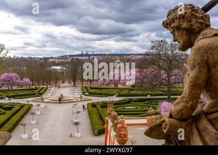 Giardini storici del castello di Troja con il castello di Praga in lontananza Foto Stock