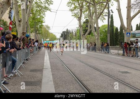 Montpellier, Francia. 7 aprile 2024. La terza ondata di corridori che corrono lungo il Boulevard Henri IV durante la mezza maratona tenuta dal Montpellier Run Festival. Rapporto crediti MPL/Alamy Live News Foto Stock