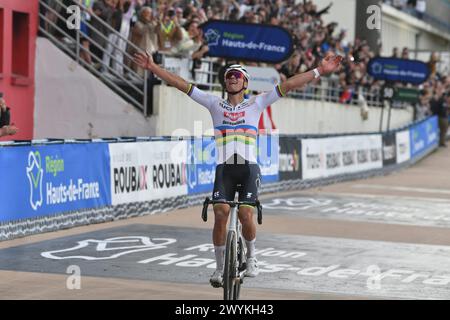 Francia. 7 aprile 2024. © PHOTOPQR/VOIX DU NORD/Chibane ; 07/04/2024 ; Paris Roubaix 2024 homme PHOTO: BAZIZ CHIBANE/LA VOIX DU NORD Dutch Mathieu van der Poel di Alpecin-Deceuninck ha vinto la gara d'élite maschile della corsa ciclistica Paris-Roubaix il 7 aprile 2024 crediti: MAXPPP/Alamy Live News Foto Stock