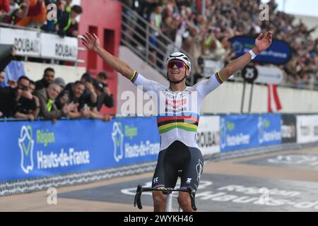 Francia. 7 aprile 2024. © PHOTOPQR/VOIX DU NORD/Chibane ; 07/04/2024 ; Paris Roubaix 2024 homme PHOTO: BAZIZ CHIBANE/LA VOIX DU NORD Dutch Mathieu van der Poel di Alpecin-Deceuninck ha vinto la gara d'élite maschile della corsa ciclistica Paris-Roubaix il 7 aprile 2024 crediti: MAXPPP/Alamy Live News Foto Stock