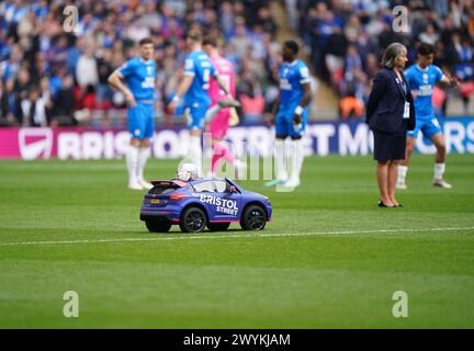 Il pallone viene presentato da un'auto telecomandata prima del calcio d'inizio nella finale del Bristol Street Motors Trophy al Wembley Stadium di Londra. Data foto: Domenica 7 aprile 2024. Foto Stock