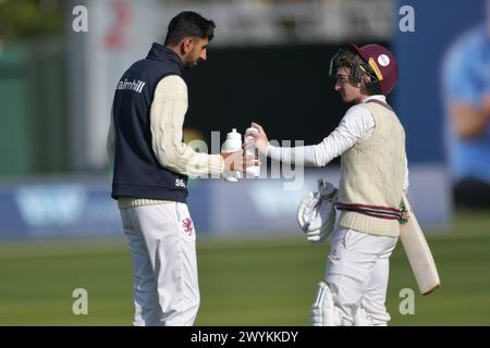 Canterbury, Inghilterra. 7 aprile 2024. Lo Shoaib Bashir di Somerset e Inghilterra offre bevande come dodicesimo uomo durante il terzo giorno della partita di Vitality County Championship Division One tra il Kent County Cricket Club e il Somerset County Cricket Club allo Spitfire Ground, St Lawrence. Kyle Andrews/Alamy Live News. Foto Stock