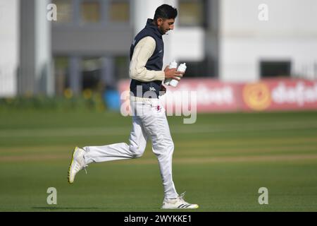 Canterbury, Inghilterra. 7 aprile 2024. Lo Shoaib Bashir di Somerset e Inghilterra offre bevande come dodicesimo uomo durante il terzo giorno della partita di Vitality County Championship Division One tra il Kent County Cricket Club e il Somerset County Cricket Club allo Spitfire Ground, St Lawrence. Kyle Andrews/Alamy Live News. Foto Stock