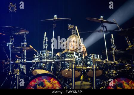 6 aprile 2024: Scott Travis, batterista dei Judas Priest, suona un concerto a Milano Foto Stock