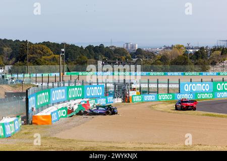 Suzuka, Giappone. 7 aprile 2024. SUZUKA, GIAPPONE, 7 ANNI. APRILE 2024; subito dopo l'INIZIO della gara, si è schiantato Daniel Ricciardo (AUS) del Team Racing Bull e Alexander Albon (THA) della Williams F1 alla curva tre del giro di apertura durante il Gran Premio di Formula 1 DEL GIAPPONE 2024. Circuito del Gran Premio di SUZUKA, Formel 1 - immagine a pagamento, foto e copyright © Mark PETERSON/ATP Images (PETERSON Mark /ATP/SPP) credito: SPP Sport Press Photo. /Alamy Live News Foto Stock