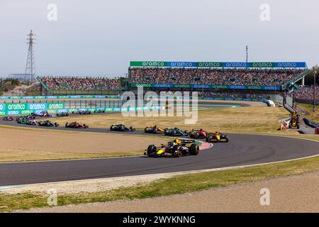 Suzuka, Giappone. 7 aprile 2024. SUZUKA, GIAPPONE, 7 ANNI. APRILE 2024; PARTENZA della gara e crash di Daniel Ricciardo (AUS) del Team Racing Bull e Alexander Albon (THA) della Williams F1 crash alla svolta tre del giro di apertura durante il Gran Premio di Formula 1 DEL GIAPPONE 2024. Circuito del Gran Premio di SUZUKA, Formel 1 - immagine a pagamento, foto e copyright © Mark PETERSON/ATP Images (PETERSON Mark /ATP/SPP) credito: SPP Sport Press Photo. /Alamy Live News Foto Stock