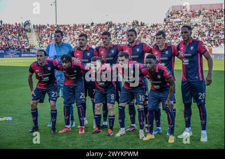 Cagliari, Italia. 7 aprile 2024. La formazione del Cagliari prima della partita di calcio di serie A tra Cagliari calcio e Atalanta all'Unipol Domus di Cagliari, Sardegna - domenica 7 aprile 2024. Sport - calcio (foto di Gianluca Zuddas/Lapresse) credito: LaPresse/Alamy Live News Foto Stock