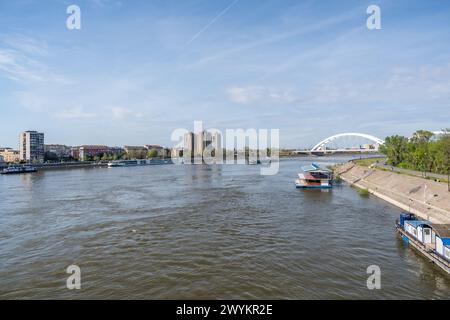 Paesaggio urbano di Novi Sad, Serbia. Città serba con vista degli edifici e del fiume Danubio. Foto Stock