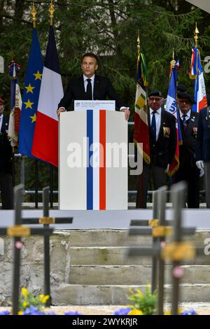 Glieres, Francia. 7 aprile 2024. Il presidente francese Emmanuel Macron tiene un discorso per rendere omaggio ai combattenti della resistenza della seconda guerra mondiale uccisi nell'altopiano di Glieres, durante una cerimonia per commemorare il 80° anniversario della battaglia di Glieres, presso la necropoli nazionale di Morette, un cimitero militare di Thones, Francia il 7 aprile 2024. Foto di Bony/Pool/ABACAPRESS.COM credito: Abaca Press/Alamy Live News Foto Stock