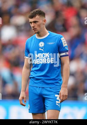 Harrison Burrows del Peterborough United durante la finale del Bristol Street Motors Trophy al Wembley Stadium di Londra. Data foto: Domenica 7 aprile 2024. Foto Stock