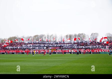 Coreografia dei tifosi della curva Davide Pieri dell'AC Monza durante la partita di campionato italiano di serie A tra AC Monza e SSC Napoli il 7 aprile 2024 allo stadio U-Power di Monza, Italia - crediti: Luca Rossini/e-Mage/Alamy Live News Foto Stock