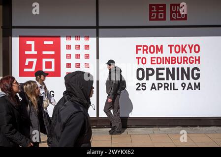 I pedoni in Princes Street camminano accanto al negozio Uniqlo che aprira' il 25 aprile 2024. Edimburgo, Scozia, Regno Unito. Foto Stock