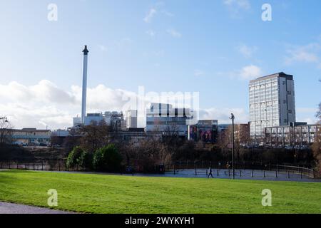 Glasgow Scozia: 12 febbraio 2024: Vista della distilleria Strathclyde da Glasgow Green Foto Stock