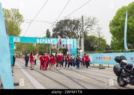 Montpellier, Francia. 7 aprile 2024. Ragazze POM-pom che provano la loro routine prima della mezza maratona tenuta dal Montpellier Run Festival. Rapporto crediti MPL/Alamy Live News Foto Stock