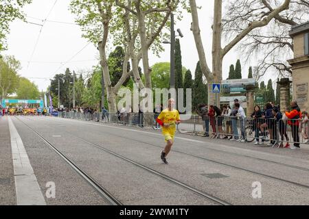 Montpellier, Francia. 7 aprile 2024. Un corridore solitario che si muove lungo il Boulevard Henri IV durante la mezza maratona tenuta dal Montpellier Run Festival. Rapporto crediti MPL/Alamy Live News Foto Stock