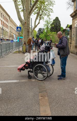 Montpellier, Francia. 7 aprile 2024. Boulevard Henri IV, una persona disabile sta guardando la mezza maratona tenuta dal Montpellier Run Festival. Rapporto crediti MPL/Alamy Live News Foto Stock