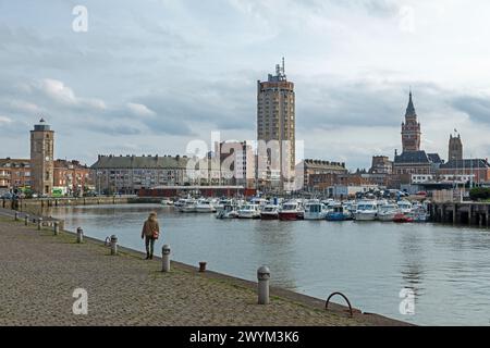 Barche, porticciolo, grattacielo, case, Tour du Leughenaer, torre dei bugiardi, torre dell'Hotel de Ville, municipio, campanile, Dunkerque, Francia Foto Stock