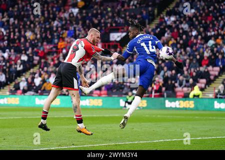 Oli McBurnie (a sinistra) dello Sheffield United tenta un colpo di testa in porta sotto la pressione del Trevoh Chalobah del Chelsea durante la partita di Premier League a Bramall Lane, Sheffield. Data foto: Domenica 7 aprile 2024. Foto Stock