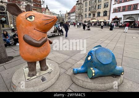 27.03.2024, Erfurt, Thueringen, GER - Figuren Maus und Elefant am Anger. Anger, aussen, Aussenaufnahme, deutsch, deutschland, Elefant, Elefant-Figur, Elefantfigur, Erfurt, Europa, Europaeisch, Figuren, Fruehjahr, Fruehling, Jahreszeit, Kika-Figuren, Maus, Maus-Figur, Mausfigur, Menschen, Personen, QF, Querformat, Sehenswuerdigkeit, Sendung mit der Maus, Stadt, Stadtansicht, Stadtlandschaft, Thueringen, TV-Figuren, Westeuropa, Wirtschaft 240327D855ERFURT.JPG *** 27 03 2024, Erfurt, Turingia, personaggi GER mouse ed Elefante in rabbia, esterno, esterno, esterno, tedesco, Germania, elefante, elefante Foto Stock