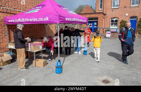 Nel parcheggio una vendita di libri donati per raccogliere fondi per la biblioteca pubblica gestita dalla comunità a Framlingham Suffolk. Foto Stock