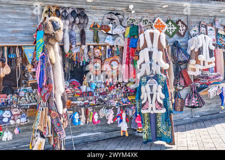 Almaty, Kazakistan - 15 marzo 2024: Mercato locale con tradizionali souvenir nazionali kazaki colorati e artigianato dei residenti locali. Concetto di viaggio. Foto Stock