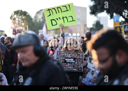 Gerusalemme, Israele. 7 aprile 2024. Gli israeliani prendono parte a una manifestazione che segna sei mesi dalla guerra israelo-Hamas e chiede il rilascio degli ostaggi detenuti da Hamas. Crediti: Ilia Yefimovich/dpa/Alamy Live News Foto Stock