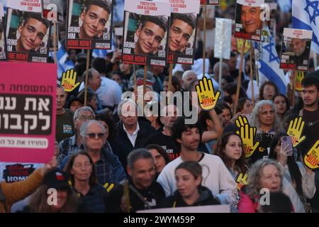 Gerusalemme, Israele. 7 aprile 2024. Gli israeliani prendono parte a una manifestazione che segna sei mesi dalla guerra israelo-Hamas e chiede il rilascio degli ostaggi detenuti da Hamas. Crediti: Ilia Yefimovich/dpa/Alamy Live News Foto Stock