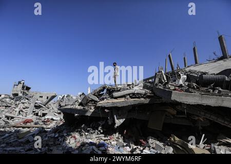 Khan Yunis, territori palestinesi. 7 aprile 2024. Una visione generale della distruzione dopo il ritiro delle forze israeliane da parti di Khan Yunis. Crediti: Mohammed Talatene/dpa/Alamy Live News Foto Stock