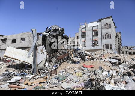 Khan Yunis, territori palestinesi. 7 aprile 2024. Una visione generale della distruzione dopo il ritiro delle forze israeliane da parti di Khan Yunis. Crediti: Mohammed Talatene/dpa/Alamy Live News Foto Stock