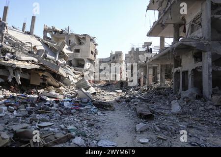 Khan Yunis, territori palestinesi. 7 aprile 2024. Una visione generale della distruzione dopo il ritiro delle forze israeliane da parti di Khan Yunis. Crediti: Mohammed Talatene/dpa/Alamy Live News Foto Stock