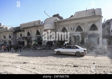 Khan Yunis, territori palestinesi. 7 aprile 2024. Una visione generale della distruzione dopo il ritiro delle forze israeliane da parti di Khan Yunis. Crediti: Mohammed Talatene/dpa/Alamy Live News Foto Stock