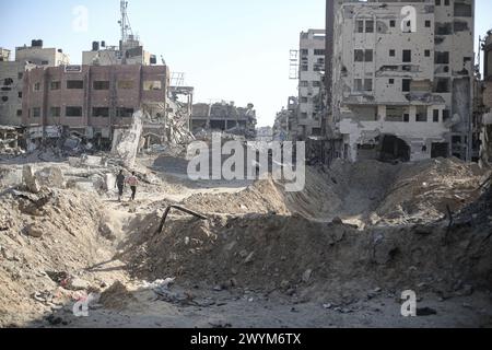 Khan Yunis, territori palestinesi. 7 aprile 2024. Una visione generale della distruzione dopo il ritiro delle forze israeliane da parti di Khan Yunis. Crediti: Mohammed Talatene/dpa/Alamy Live News Foto Stock