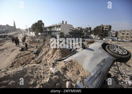 Khan Yunis, territori palestinesi. 7 aprile 2024. Una visione generale della distruzione dopo il ritiro delle forze israeliane da parti di Khan Yunis. Crediti: Mohammed Talatene/dpa/Alamy Live News Foto Stock