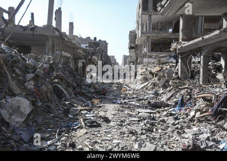 Khan Yunis, territori palestinesi. 7 aprile 2024. Una visione generale della distruzione dopo il ritiro delle forze israeliane da parti di Khan Yunis. Crediti: Mohammed Talatene/dpa/Alamy Live News Foto Stock