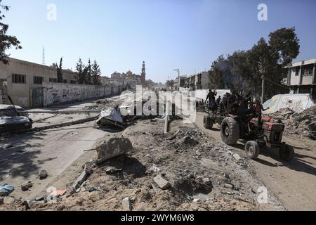 Khan Yunis, territori palestinesi. 7 aprile 2024. Una visione generale della distruzione dopo il ritiro delle forze israeliane da parti di Khan Yunis. Crediti: Mohammed Talatene/dpa/Alamy Live News Foto Stock