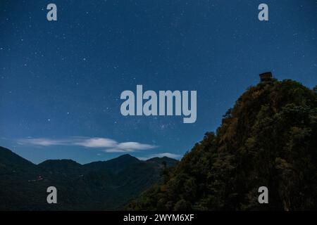 Arrampicandosi sul Maya Nose sul lago Atitlan in Guatemala, potrai ammirare incredibili vedute sul lago e sui vulcani circostanti San Pedro e Atitlan Foto Stock