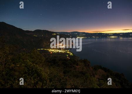 Arrampicandosi sul Maya Nose sul lago Atitlan in Guatemala, potrai ammirare incredibili vedute sul lago e sui vulcani circostanti San Pedro e Atitlan Foto Stock