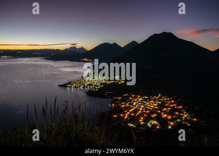 Arrampicandosi sul Maya Nose sul lago Atitlan in Guatemala, potrai ammirare incredibili vedute sul lago e sui vulcani circostanti San Pedro e Atitlan Foto Stock